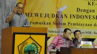 Ketum Partai Golkar Aburizal Bakrie menyampaikan pandangannya dalam Forum Group Discusion (FGD) Partai Golkar, Jakarta, Selasa (17/2). FGD tersebut bagian dari HUT Partai Golkar ke-47. (Liputan6.com/Andrian M Tunay)