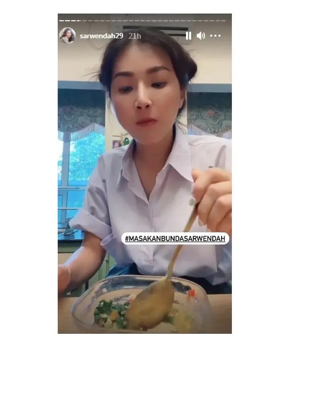 5 Gaya Sarwendah saat Pakai Seragam SMA, Bak ABG