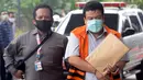 Mantan anggota DPRD Kota Bandung, Tomtom Dabbul Qomar tiba untuk menjalani sidang dakwaan secara online di gedung KPK, Jakarta, Senin (15/6/2020). Tomtom Dabbul Qomar menjalani sidang perdana kasus pengadaan ruang terbuka hijau (RTH) Kota Bandung Tahun 2012 dan 2013. (merdeka.com/Dwi Narwoko)