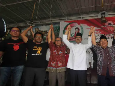Calon Gubernur Jawa Timur nomor urut Dua Syaifullah Yusuf (Gus Ipul) berfoto bersama Forum Komunikasi Relawan Jokowi Jawa Timur di Surabaya, Kamis (22/3). (Liputan6.com/Pool/Dodi)