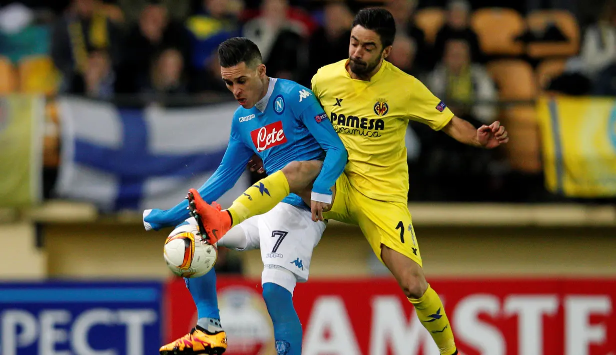 Pemain Villarreal, Jaume Costa (kanan), berebut bola dengan pemain Napoli, Jose Maria Callejon, pada laga leg pertama 32 besar Liga Europa di Stadion Camp El Madrigal, Jumat (19/2/2016) dini hari WIB. (AFP/Jose Jordan)
