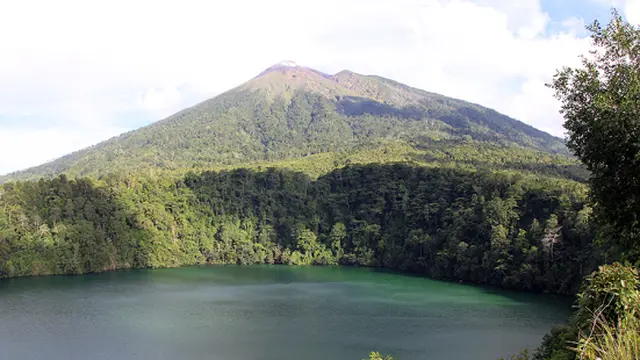 Deretan Danau Indah nan Mistis di Indonesia