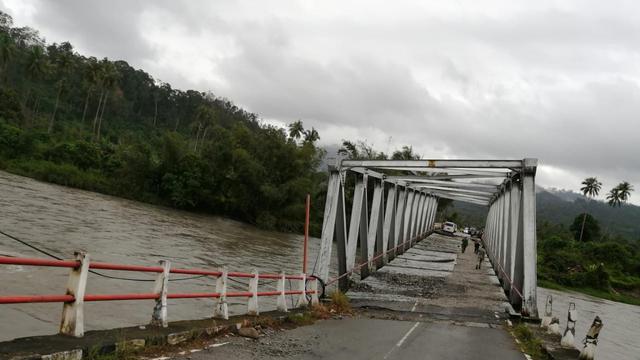 Wakil Menteri PUPR John Wempi Wetipo (JWW) meninjau lokasi ambruknya jembatan Waikaka yang berada di Kabupaten Seram Bagian Barat (SBB) Provinsi Maluku. (Dok Kementerian PUPR)