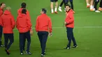 Pelatih Sevilla Vincenzo Montella (kanan) dan asistennya melihat para pemainnya latihan di stadion Old Trafford di Manchester, Inggris (12/3). Sevilla akan melawan Manchester United pada leg kedua babak 16 besar Liga Champions. (AFP Photo/Oli Scarff)