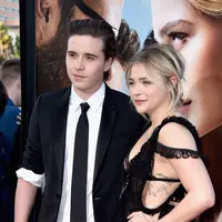 Meski hubungannya sempat putus nyambung, alhasil Chloe Moretz kembali jatuh pada pelukan Brooklyn. Bahkan, keduanya mempublikasikan hubungan asmara mereka ke awak media. (AFP/Bintang.com)