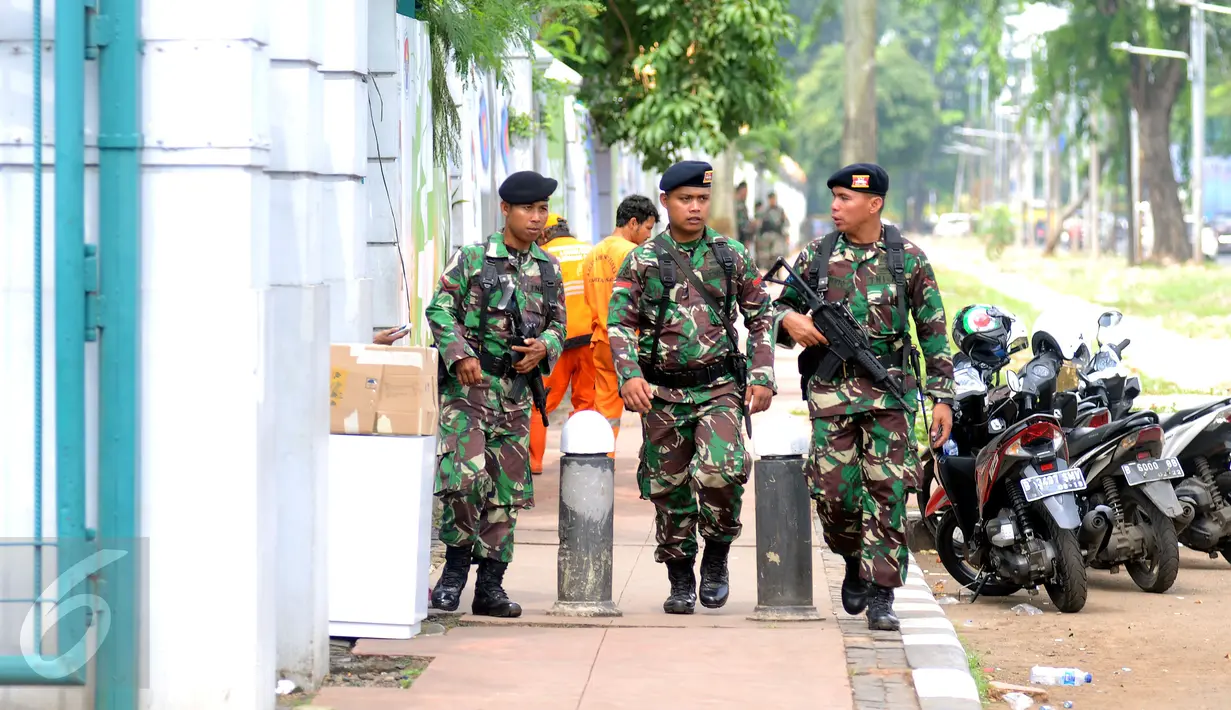 Personel TNI bersenjata lengkap melakukan patrol di sekitar kawasan Gelora Bung Karno, Jakarta, Senin (6/3). Pengamanan ini terkait pelaksanaan KTT IORA 2017 yang digelar di Jakarta Convention Center 5-7 Maret. (Liputan6.com/Helmi Fithriansyah)