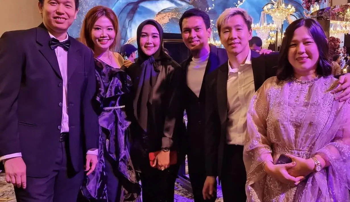 Marcus Fernaldi Gideon tampil dengan setelan jas hitam dipadukan kemeja putih sebagai inner. Sedangkan sang istri mengenakan dress brokat. @sansan_san