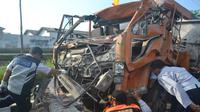 Tim gabungan dari Polda dan Dinas Perhubungan Jawa Timur memeriksa truk tronton pada Sabtu 26 Agustus kemarin (Zainul Arifin/Liputan6.com)
