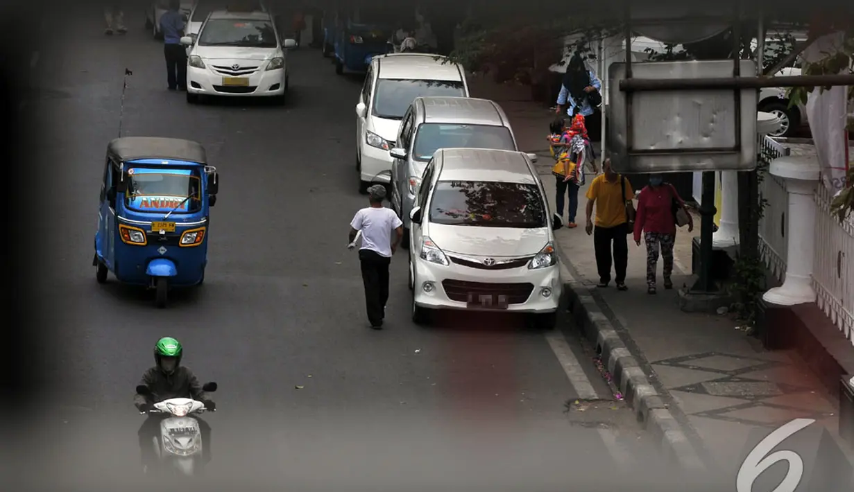 Penertiban seperti penggunaan derek untuk menarik mobil yang parkir sembarangan, penggunaan gembok, cabut pentil, hingga jaring motor sepertinya belum membuat jera, Jakarta, Senin (8/9/2014) (Liputan6.com/Johan Tallo)