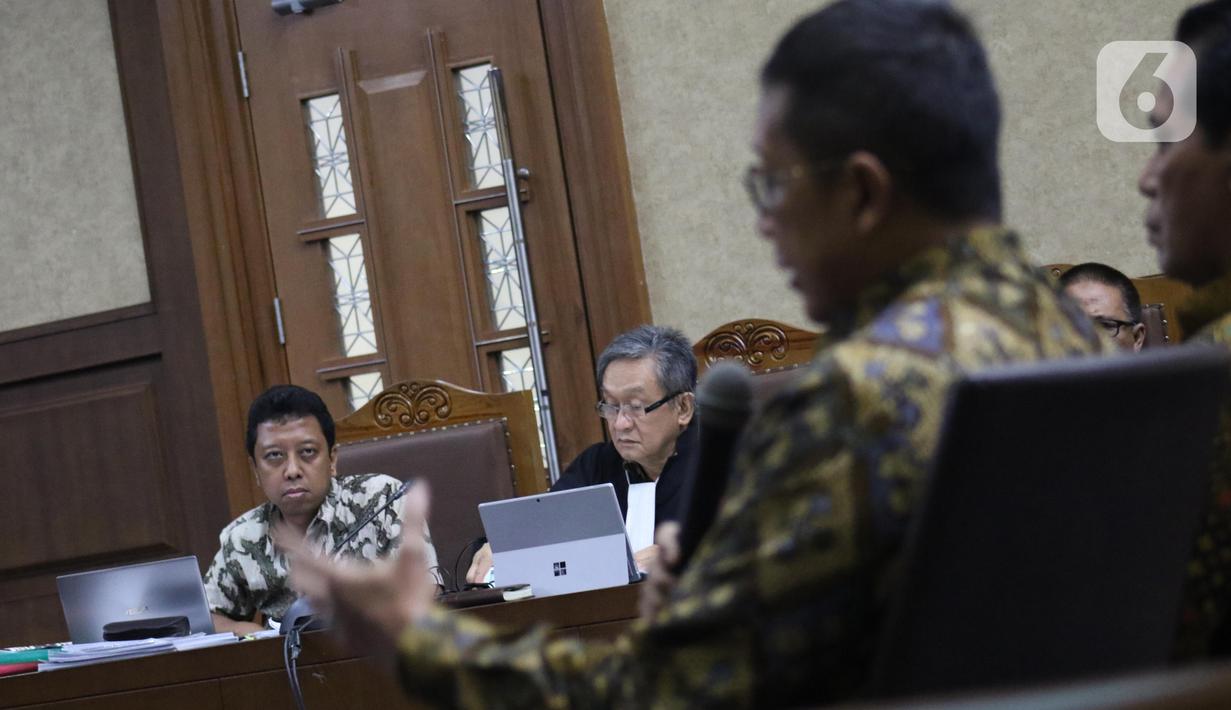 Terdakwa dugaan suap jual-beli jabatan di lingkungan Kemenag, M Romahurmuziy (kiri) menyimak keterangan mantan Menteri Agama, Lukman Hakim Saifuddin saat sidang lanjutan di Pengadilan Tipikor Jakarta, Rabu (4/12/2019). Sidang beragenda mendengar keterangan saksi. (Liputan6.com/Helmi Fithriansyah)