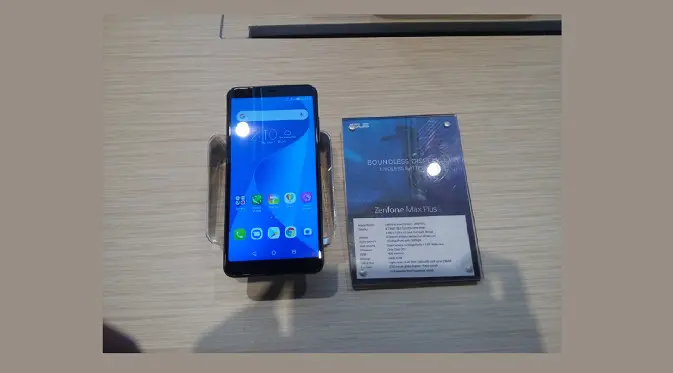 Tampak depan smartphone Asus Zenfone Max Plus. Liputan6.com/Tommy Kurnia