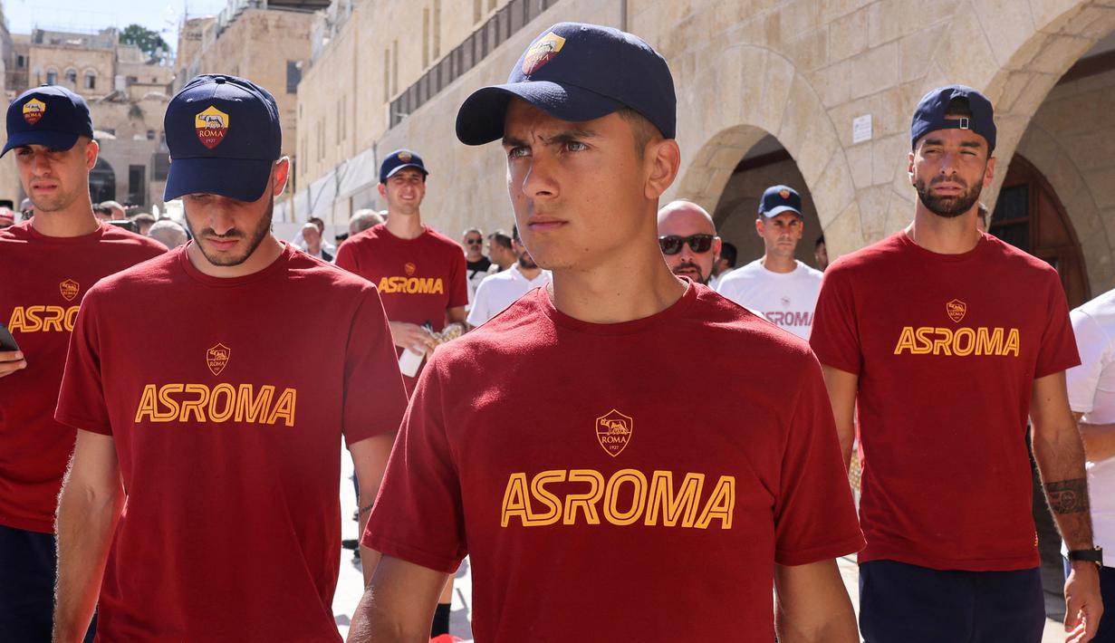 Argentina sebagai salah satu kekuatan besar sepak bola di Amerika Selatan telah sejak lama menjadi penyumbang pemain-pemain berkualitas di liga-liga top Eropa. Klub-klub top Eropa berlomba mendatangkan pemain-pemain asal Argentina untuk memperkuat skuat mereka. Seperti di bursa transfer musim panas 2022/2023 ini, 5 pemain Argentina berikut dipastikan akan memperkuat klub barunya. Siapa saja? Simak uraiannya berikut. (AFP/Ahmad Gharabli)