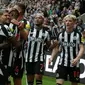 Striker Newcastle United Alexander Isak (tengah) merayakan dengan rekan setimnya setelah mencetak gol ketiga&nbsp;ke gawang Aston Villa pada pekan pertama Liga Inggris di St James Park pada&nbsp;12 Agustus 2023. (Ian Hodgson / AFP)