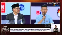 Calon Wakil Presiden Muhaimin Iskandar atau Cak Imin dan Gibran Rakabuming di arena debat cawapres perdana di JCC Senayan, Jakarta, Jumat (22/12/2023). (Foto: Tangkapan layar dari Youtube KPU).