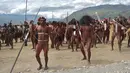 Pertunjukan perang suku di Wamena saat Festival Lembah Baliem ke-27, Papua, Senin (8/8). Pertempuran dianggap sebagai simbol semangat yang tinggi dan kekuasaan yang telah dipraktekkan selama beberapa generasi. (AFP PHOTO/Adek Berry)