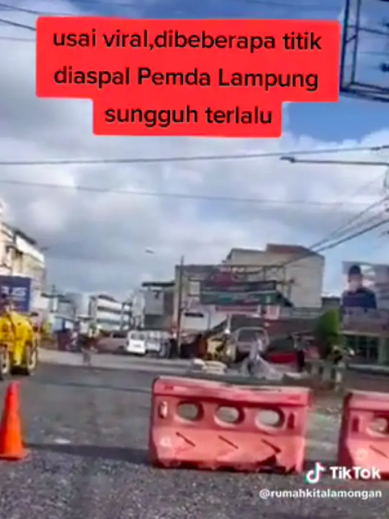 Jalan Lampung yang Rusak Mulai Diperbaiki Setelah Dikritik, Warga ‘Terima Kasih Bima'. ©2023 Merdeka.com/tiktok.com/umahkitalamongan