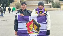 M. Sutan Riehansyah dan Fatchul Ichya membentangkan bendera Persik di Barcelona, Spanyol. (Dok. Pribadi Fatchul Ichya).