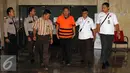 Mantan calon Wakil Bupati Lebak 2013 -2018 Kasmin ditahan, usai menjalani pemeriksaan di KPK, Jakarta, Selasa (18/8/2015). Kasmin ditahan karena diduga menyuap mantan Ketua MK Akil Mochtar dalam sengketa Pilkada Lebak 2013. (Liputan6.com/Helmi Afandi)