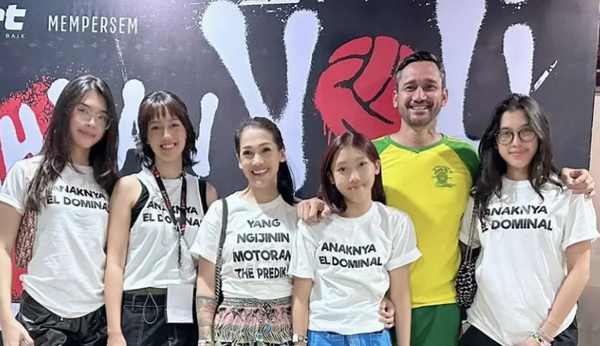Tora Sudiro juga ditemani dengan Mieke Amalia sang istri dengan tshirt bertuliskan Yang Ngijinin Motoran. Sedangkan anak-anaknya, mengenakan tshirt putih bertuliskan Anaknya El Dominal julukan Tora di Prediksi. [@t_orasudi_ro]