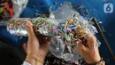 Warga penggiat bank sampah mengolah kerajinan 'eco brick' dari limbah sampah kemasan plastik dan botol di Pulau Harapan, Kabupaten Kepulauan Seribu Jakarta, Sabtu (22/5/2021). Kegiatan untuk mengurangi volume sampah plastik di pulau sebagai upaya pelestarian lingkungan. (Liputan6.com/Fery Pradolo)