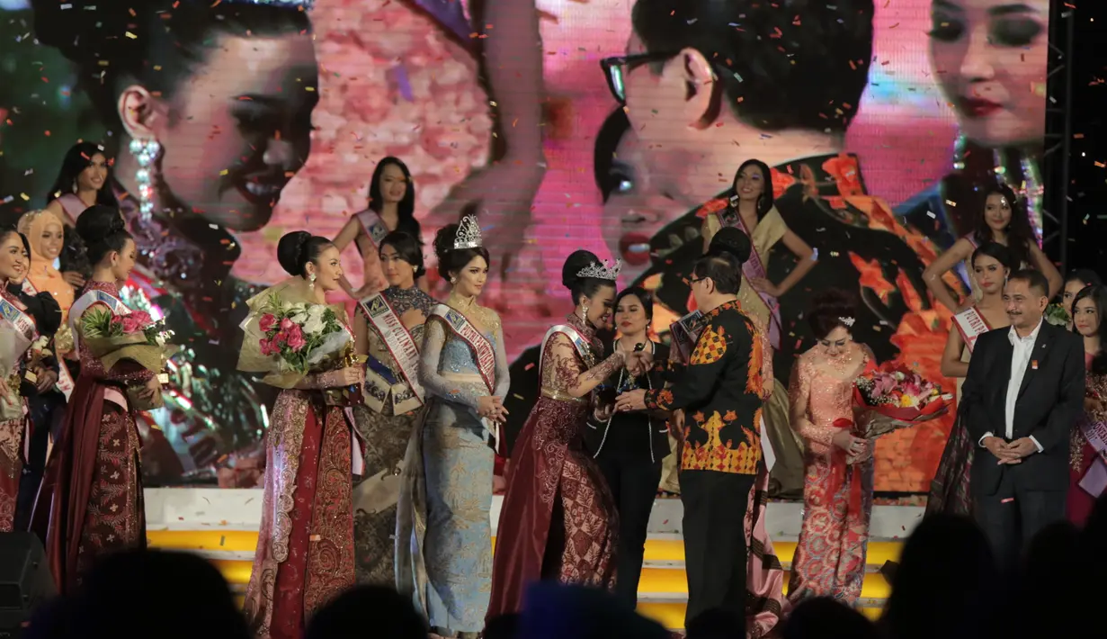 Nama-nama ini adalah pemenang lainnya, Ravindia Carina dari Jawa Timur (Runner Up I, Miss Culinary Tourism), Syalomita Gabriela Karen dari Sulawesi Utara (Runner Up II, Miss Marine Tourism). (Nurwahyunan/Bintang.com)