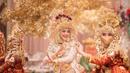 Dalam acara akad nikah ini, Ria Ricis tampil manglingi dengan busana kebaya adat Palembang. Dominasi warna krem serta aksen gold jadi penunjang kemewahan. (Instagram/teukuryantr).