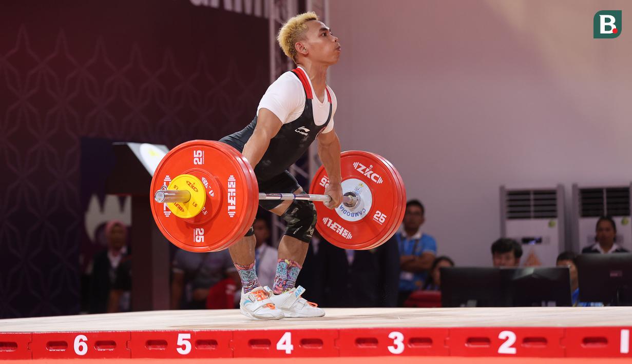 Lifter Indonesia, Eko Yuli Irawan saat berkompetisi pada kelas 61 kg putra cabor angkat besi SEA Games 2023 di Taekwondo Hall Olympic Complex, Phnom Penh, Kamboja, Sabtu (13/05/2023). Total 5 emas, 2 perak dan 4 perunggu direbut Eko Yuli Irawan dkk membuat tim angkat besi Indonesia menjadi juara umum di SEA Games 2023.(Bola.com/Abdul Aziz)