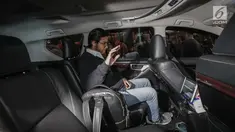 Putra Sulung Setya Novanto Rheza Herwindo berada di dalam mobil usai menjalani pemeriksaan di KPK, Jakarta, Jum'at (22/12). Rheza diduga terlibat dalam kasus tersangka Direktur Utama PT Quadra Solution Anang Sugiana Sudiharjo. (Liputan6.com/Faizal Fanani)