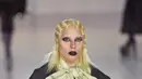 Penyanyi asal Amerika Serikat, Lady Gaga kini menjadi model di New York Fashion Week memeragakan hasil karya desainer Marc Jacobs. Ia melenggang di catwalk di acara yang digelar di Park Avenue Armory pada 18 Februari di New York City. (AFP/Bintang.com)