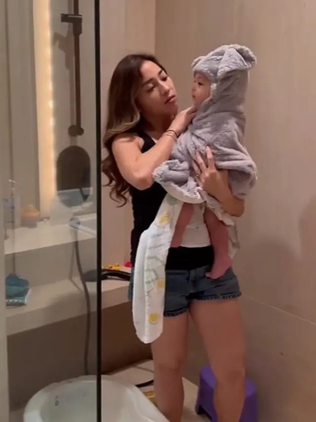 Nikita Willy saat bersama anak di rumah (Instagram/nikitawillyofficial94)