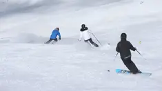 Pemain ski menuruni lereng di resor ski Dizin, sebelah utara ibu kota Tehran, Iran, Kamis (8/3). Iran, negara Timur Tengah yang terkenal dengan keganasan padang pasir ini memiliki wahana wisata ski es menakajubkan. (AP Photo/Vahid Salemi)