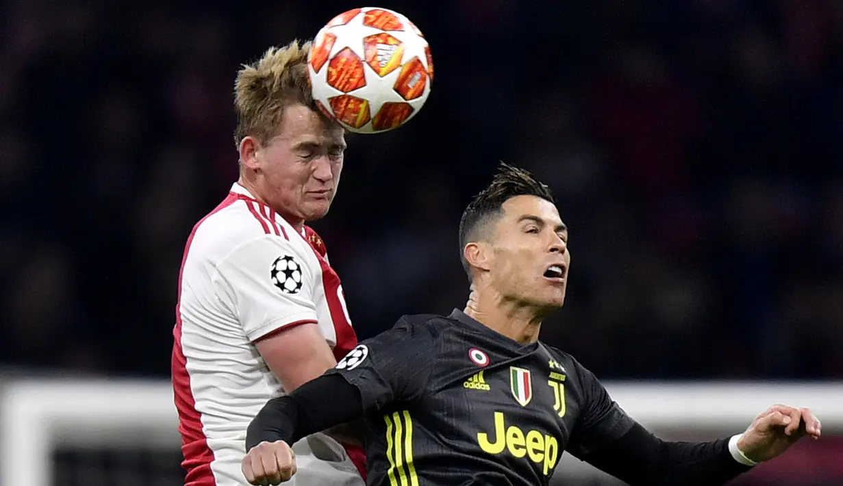 Striker Juventus, Cristiano Ronaldo, duel udara dengan bek Ajax Amsterdam, Matthijs de Ligt, pada laga Liga Champions di Stadion Johan Cruyff, Rabu (10/4). Kedua tim bermain imbang 1-1. (AP/Martin Meissner)