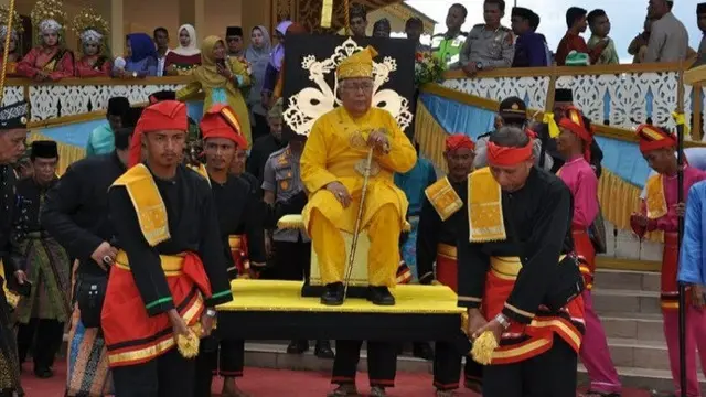 Sultan di Kabupaten Pelalawan dibawa sejumlah pengawal untuk menghadiri Mandai Balimau Kasai Petang Megang.