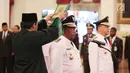 Rohidin Mersyah (kanan) dan Wan Thamrin Hasyim diambil sumpahnya saat dilantik menjadi Gubernur Bengkulu dan Gubernur Riau di Istana Negara, Jakarta Pusat, Senin (10/12). (Liputan6.com/Angga Yuniar)