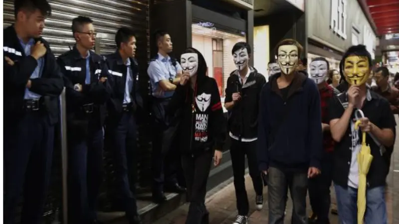 Polisi Hong Kong Berperisai Lawan Demonstran Ricuh