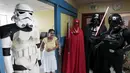 Sejumlah orang berpakaian karakter Star Wars berfoto bersama dengan pasien saat acara amal yang diselenggarakan oleh El Salvador Star Wars fan club di Rumah Sakit Benjamin Bloom Anak Nasional di San Salvador, El Salvador (14/12). (REUTERS/Jose Cabezas)