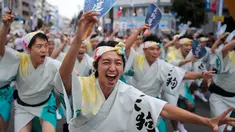 Penari pria menghibur penonton selama festival tari Koenji Awa-Odori di kawasan Koenji, Tokyo pada 24 Agustus 2019. Dimulai pada 1950-an, Koenji Awa Odori telah berkembang menjadi salah satu festival musim panas terbesar dan terpopuler di Tokyo. (AP/Jae C. Hong)
