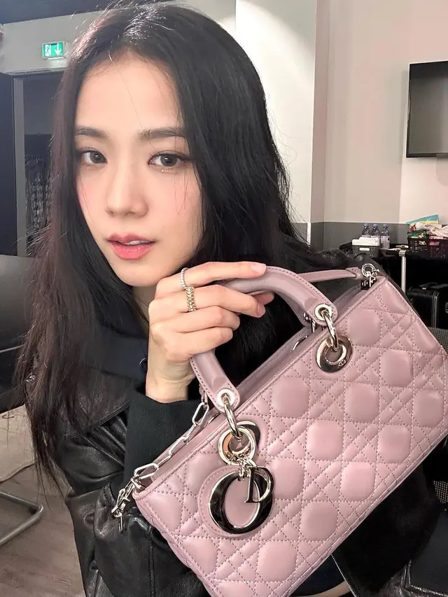 8 Gaya Seleb dengan Tas Dior Small Lady D-Joy, Jisoo BLACKPINK hingga Haerin NewJeans