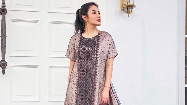 FOTO: Pesona Nindy Ayunda dengan Simple Dress, Menawan