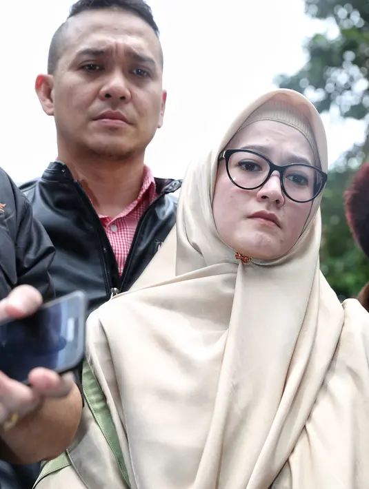 Sekitar tiga jam Lyra Virna menjalani pemeriksaan di Direktorat Reserse Kriminal Khusus (Ditreskrimsus), Polda Metro Jaya, Jakarta, Selasa (10/10). Artis senior didampingi suami, Fadlan Muhammad dan kuasa hukumnya Razman Arief. (Adrian Putra/Bintang.com)