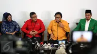 Ketua Umum DPP Hanura Oesman Sapta Odang (kedua kanan) bersama sejumlah petinggi partai-partai pendukung Ahok-Djarot menggelar konferensi pers usai mengadakan pertemuan di Jakarta, Selasa (7/3). (Liputan6.com/Johan Tallo)