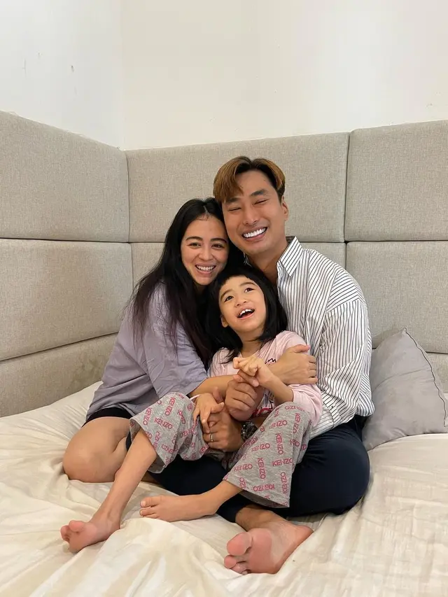 10 Potret Jevier Justin dan Istri saat Momong Anak yang Idap Cerebral Palsy, Penuh Kesabaran