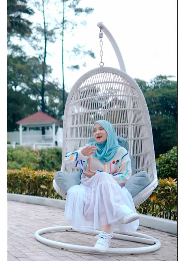 6 Potret Nissa Sabyan di Single Terbaru 'Ya Romadhon', Outfitnya Banjir Pujian