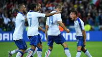 Para pemain Italia saat merayakan gol Emanuele Giaccherini ke gawang Belgia. (EMMANUEL DUNAND / AFP)