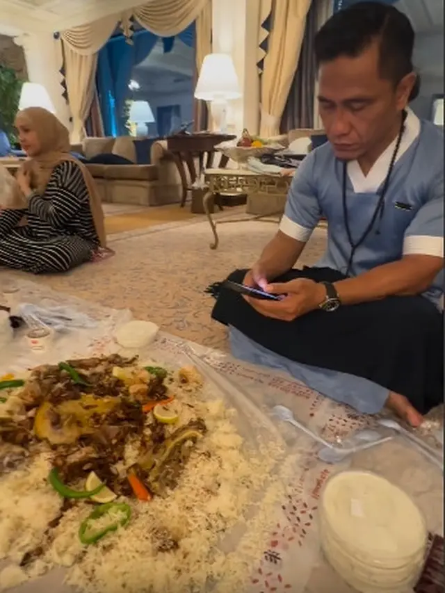 6 Potret Raffi Ahmad Kumpul Bareng Atta Halilintar Waktu Jalani Ibadah Haji