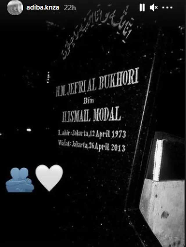 Tepat Pada Hari Ulang Tahun Almarhum Uje, Ini 6 Momen Haru Umi Pipik dan Anak Ziarah ke Makam