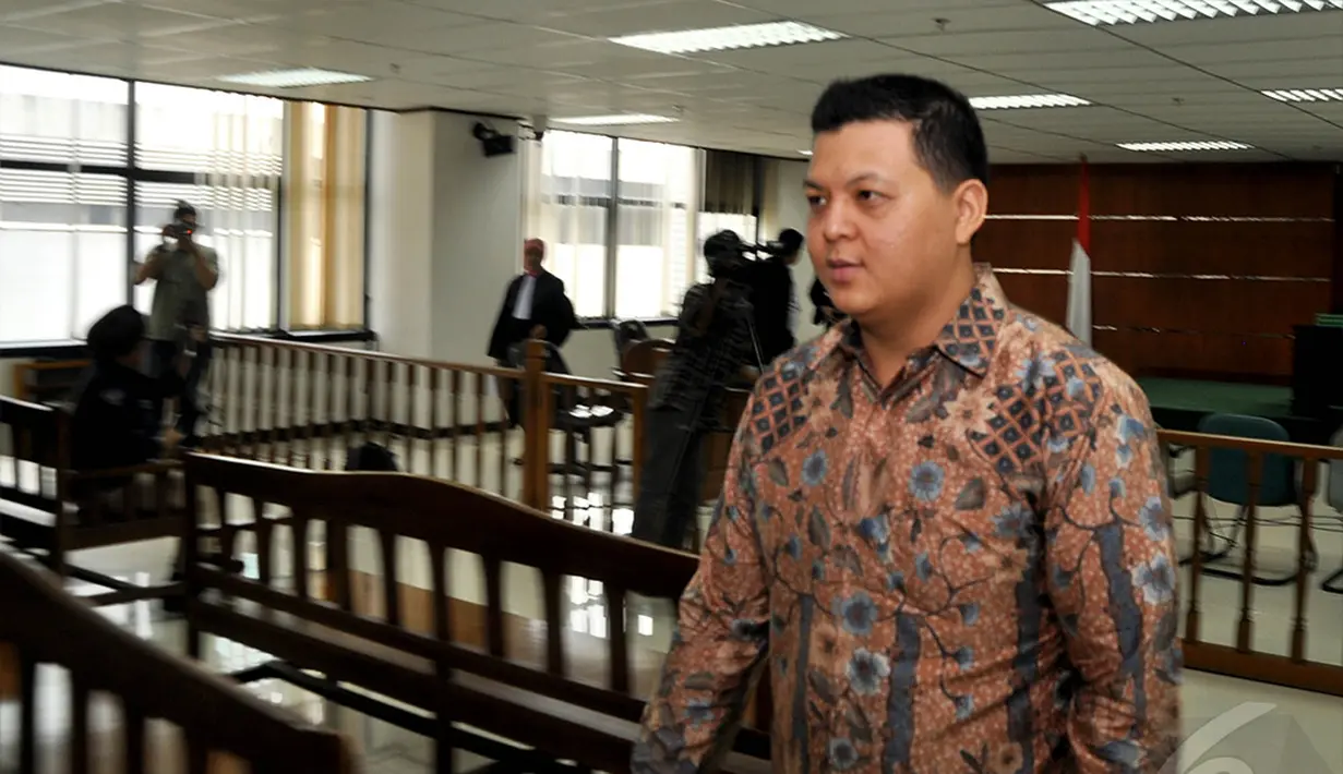 Teddy Renyut berjalan keluar ruangan sidang di Pengadilan Tipikor, Jakarta, Senin (27/10/2014). (Liputan6.com/Miftahul Hayat)