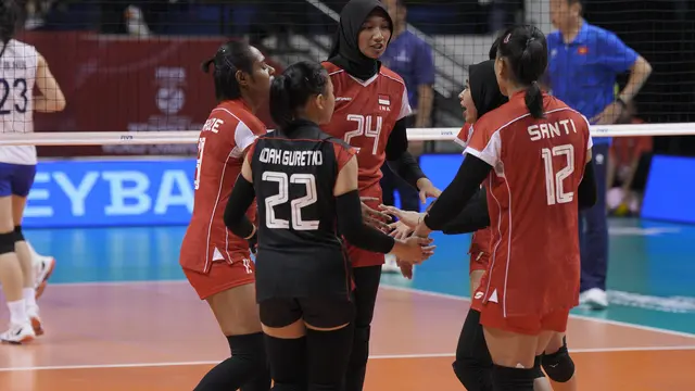 Timnas Voli Putri Indonesia U21 berhadapan dengan Vietnam U21 di laga pertama babak penyisihan Pool A FIVB Putri U21 2025, Kamis (07/08/2025). (Mitchell Soeharsono)