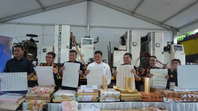 Bea Cukai melakukan penindakan serentak terhadap jaringan pembuat pita cukai ilegal. (Dok bea Cukai)