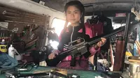 Otodidak, Gadis 12 Tahun Bongkar Pasang Senjata dalam 10 Menit
